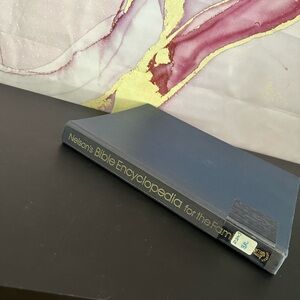 VINTAGE 1982 - NELSONS BIBLE ENCYCLOPEDIA FOR THE FAMILY HARDCOVER BOOK